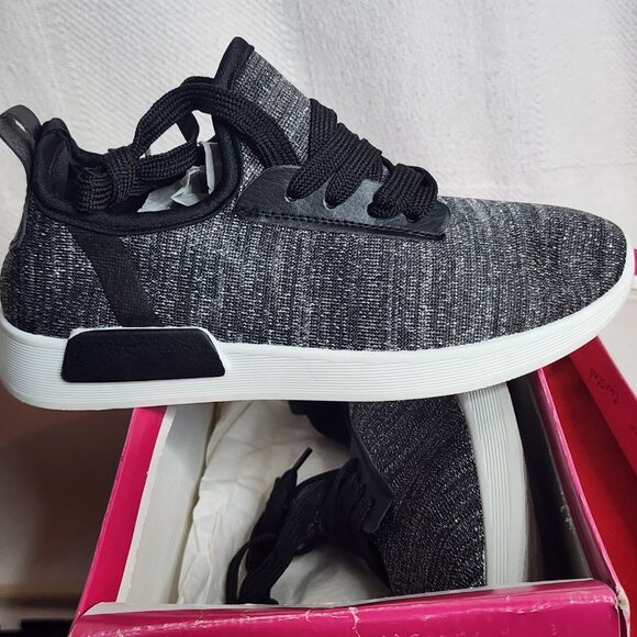 Twisted Shoes - Twisted Black White with Silver Metallic Thread Dimitria22-B Cloth Sneakers Sz 6